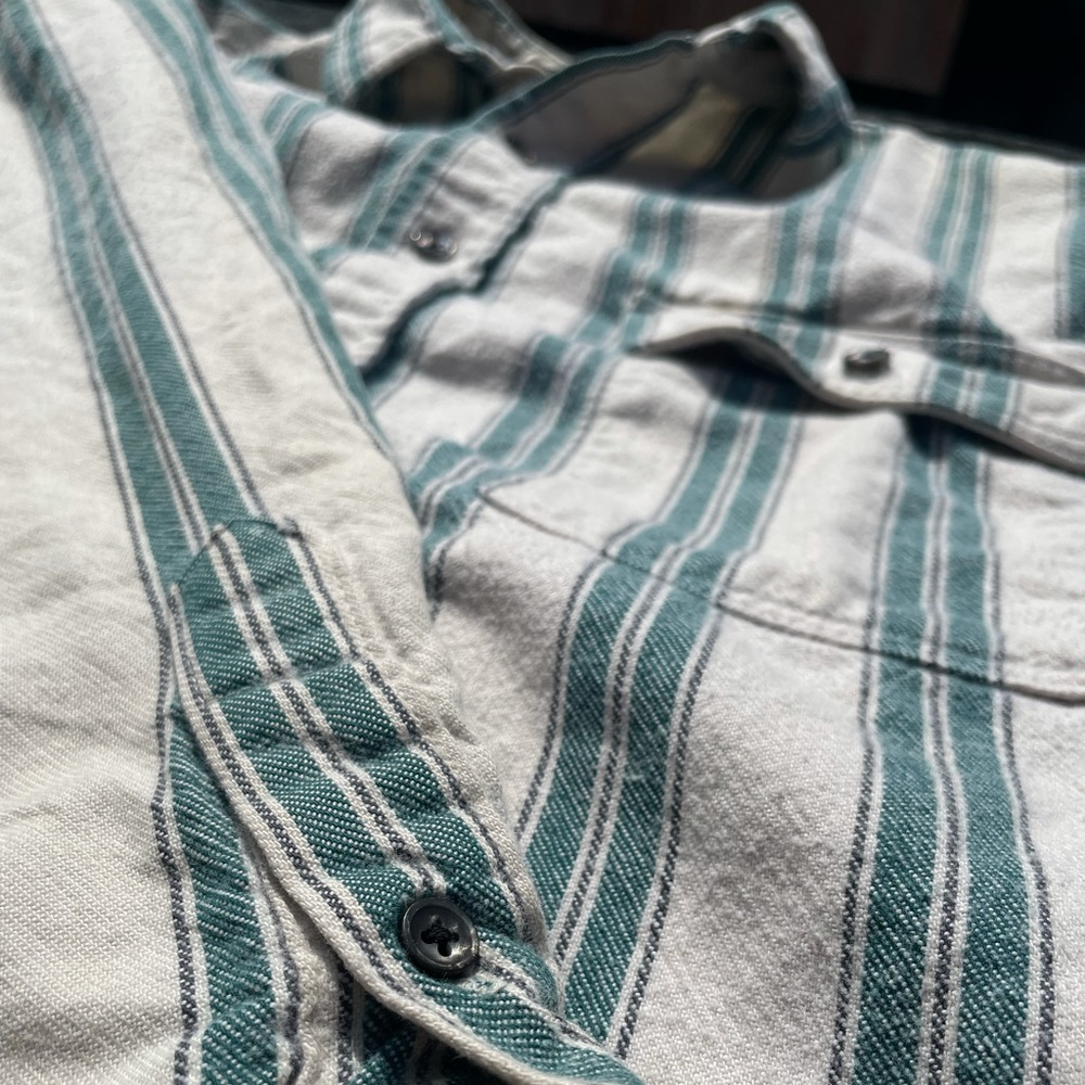 Button up. - Picture 4 of 4